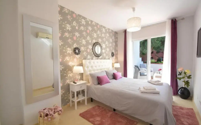 Luxury beach side apartment in Marbella Playa