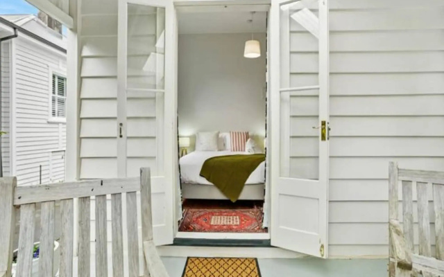 Cheerful 1 Bedroom Home with Free Parking
