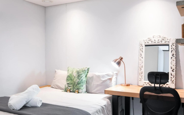 Modern Two Bedroom Unit, Mountain & Harbour Views