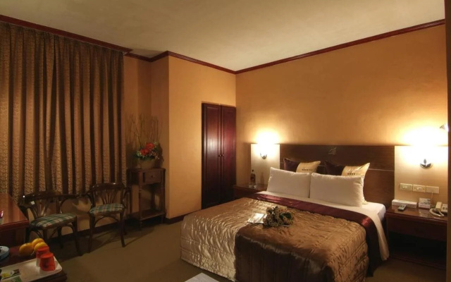 Golden Swallow Hotel