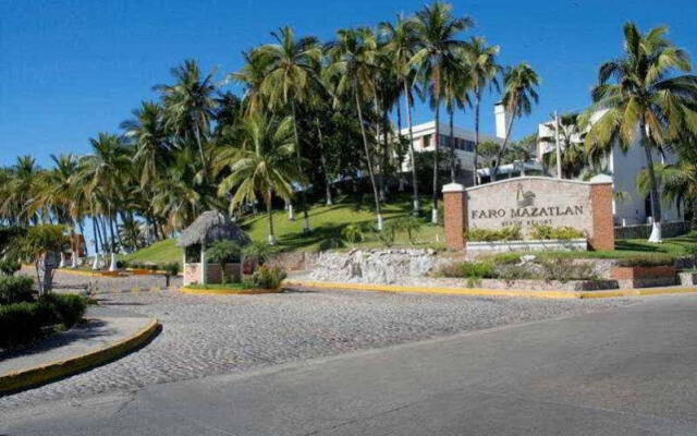 Отель Faro Mazatlan Beach Resort вид на фасад