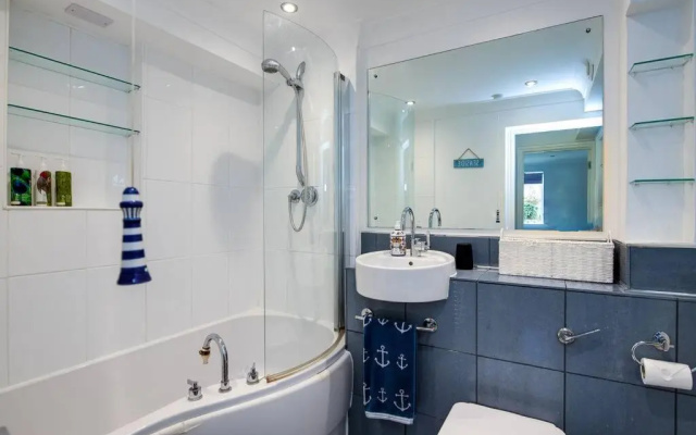 Cosy, nautical 2 bed, 5 mins stroll to Seafront