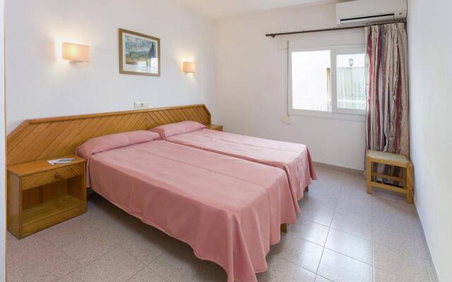 Отель Hostal Roca Испания, Сан-Антони-де-Портмань - 4 отзыва об отеле, цены и фото номеров - забронировать отель Hostal Roca онлайн комната для гостей