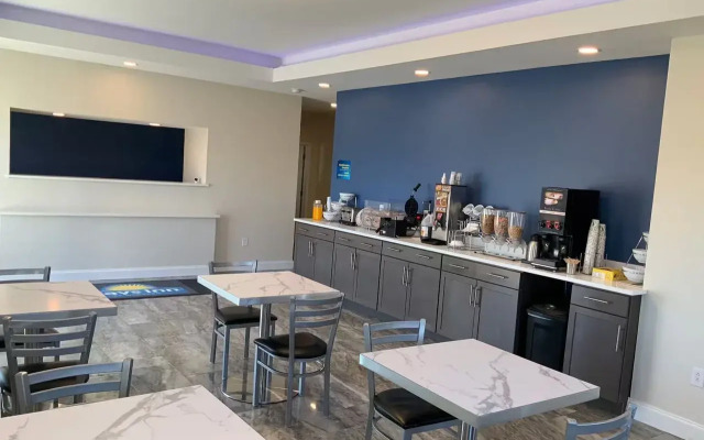 Days Inn by Wyndham Troy IL