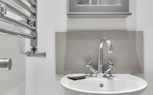 Bright 1BR in Earls' Court W/patio