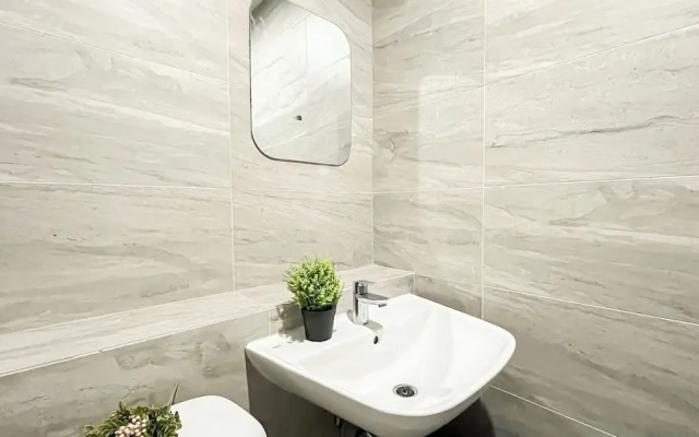 Basic Brown Accent 1Br Apartment Collins Boulevard