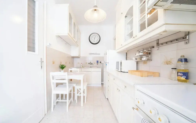 Pozsonyi Suite – 3Br Family Stay | Ac + Balcony