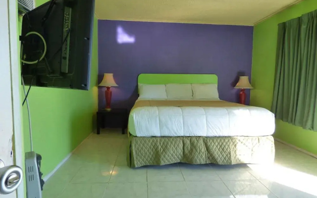 9 Palms Inn