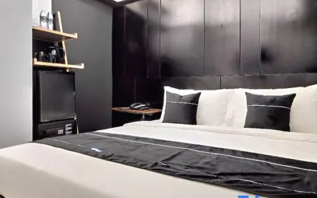 Magenta Standard Double room (full double bed) · Loop On Leith George Town Penang Hotel — photo 2