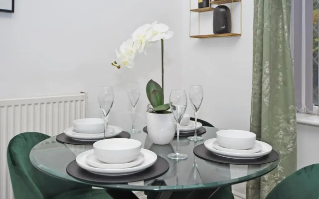 Beautiful 3-bed House by Ministays Stoke-on-trent