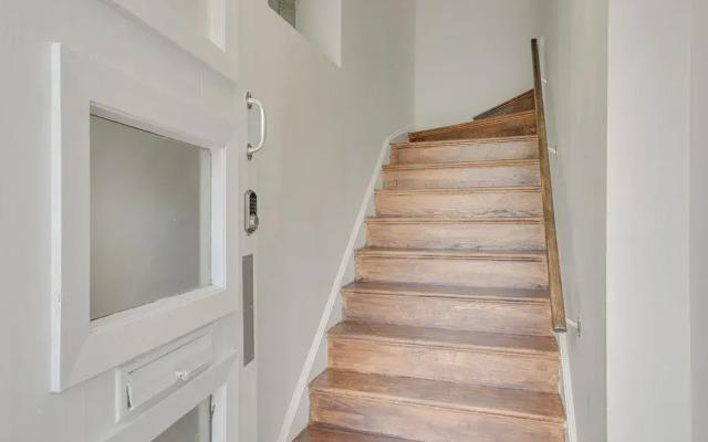 Berwyn Apartment Rental ~ 11 Mi to Chicago!