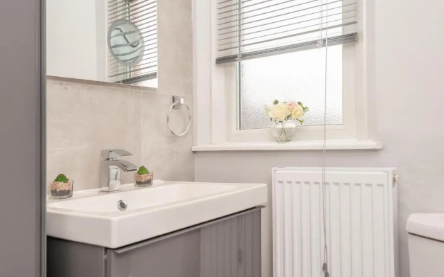 Leeds 4-bed House - Sleeps 9, Free Parking & Wifi