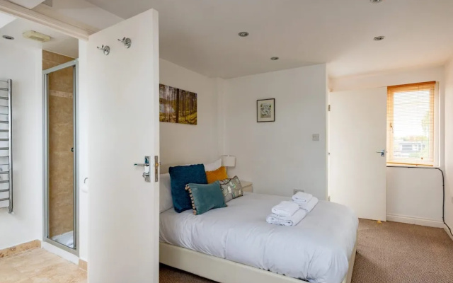Bright and Spacious 2 Bedroom Flat