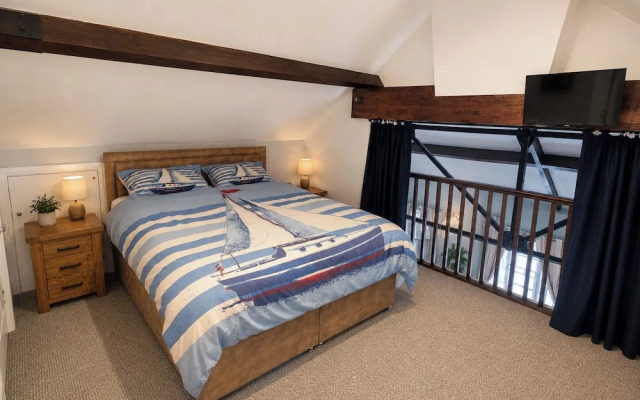 4 Bed - Sleeps 8 - Sea View - Parking