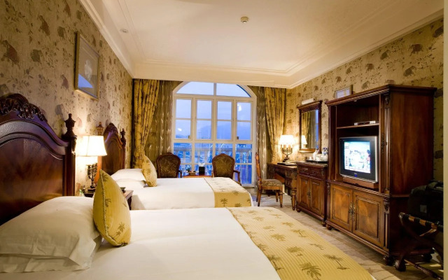 Hangzhou The First World Hotel