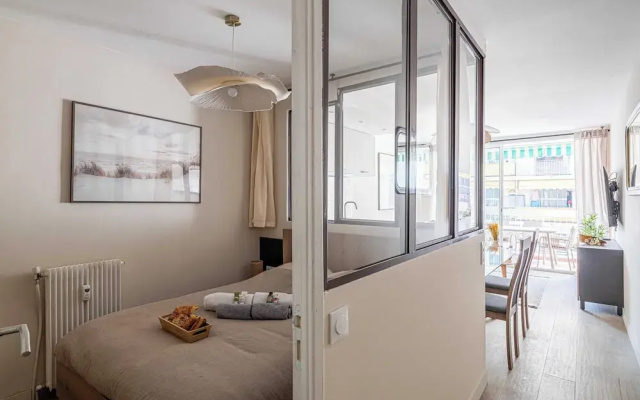 Sunny Getaway With Balcony and A/C in Antibes