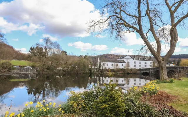 Riverside Hideaway