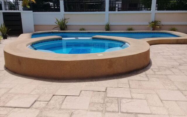 4 Bedroom House & Private Pool Pattaya 0