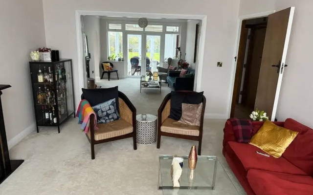 Cosy and Lovely 4-bed House in Stanmore