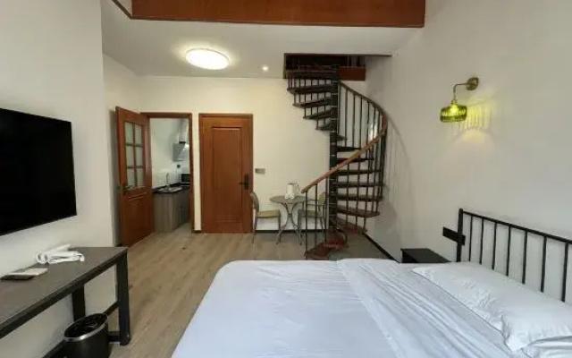 Houmujia Apartment (Shanghai Shaanxi South Road Subway Station Store)