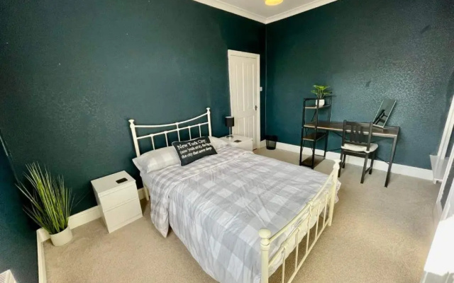 lovely 3 bed house close to the Uni & centre