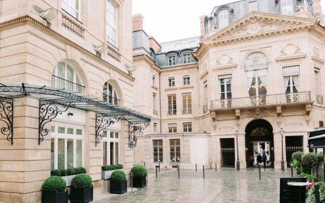 Отель Grand Hôtel Du Palais Royal