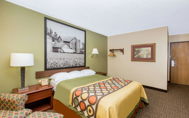 Super 8 by Wyndham Fairmont