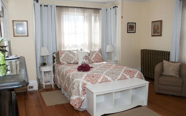 Candlebay Inn