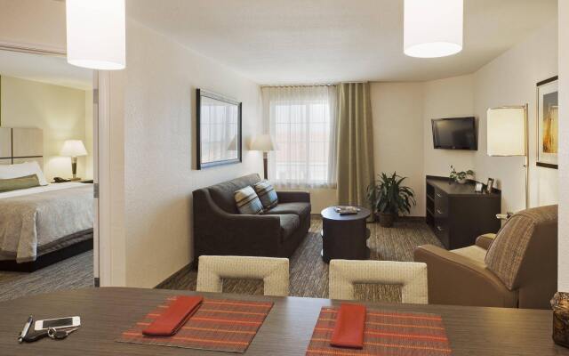 Отель Candlewood Suites Bay City комната для гостей