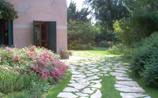 Roses Garden House