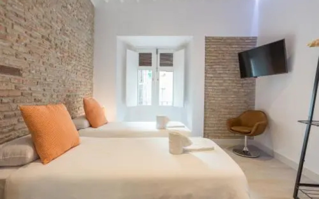 Te1A-El Teatro Brick Wall Suite Prime Location