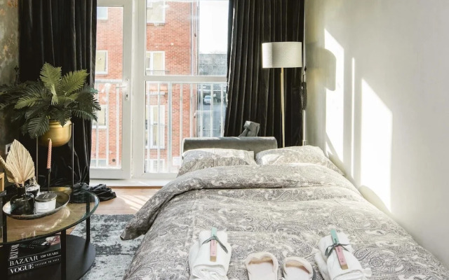 Luxe Living in a 2-bedroom Canary Wharf Haven