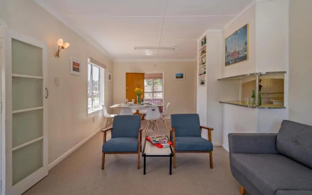 Sun Seeker Bach - Ferry Landing Holiday Home
