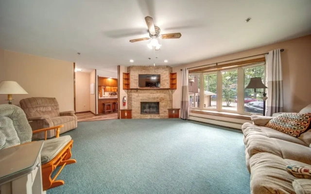 Group-friendly Lake Erie Getaway w/ Private Yard