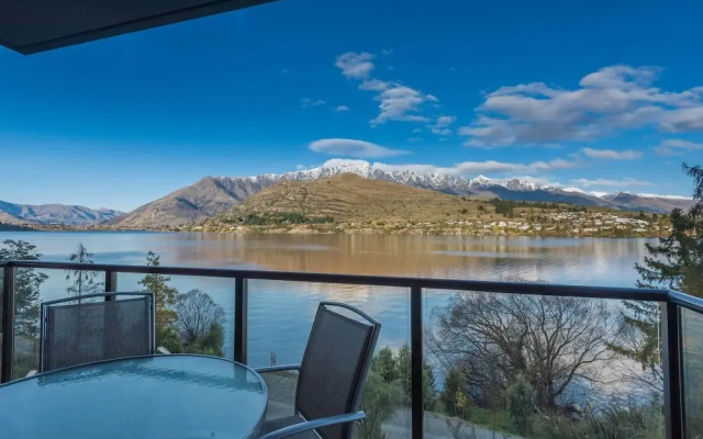 Absolute Lakefront Living 2 Bedroom
