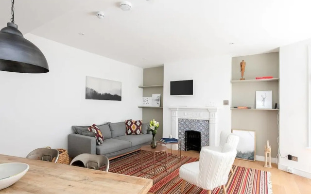 Beautiful 2BR Home in West Kensington, 6 Guests