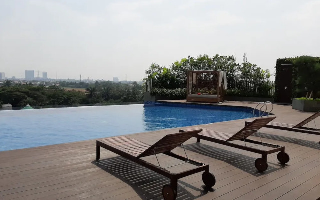 Homey Studio Apartment with Pool View at Springwood Residence