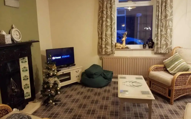 House - Sleeps 4 - Pets Ok - Parking - Garden