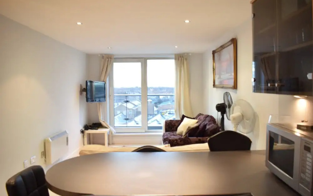 Modern 2 Bedroom Apartment Near Chelsea Harbour With Balcony