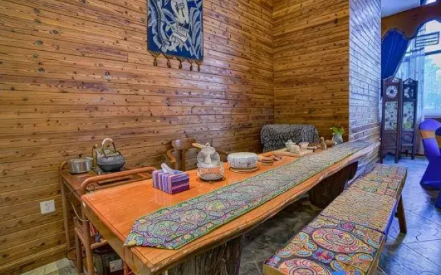 24° North Latitude Theme Hotel