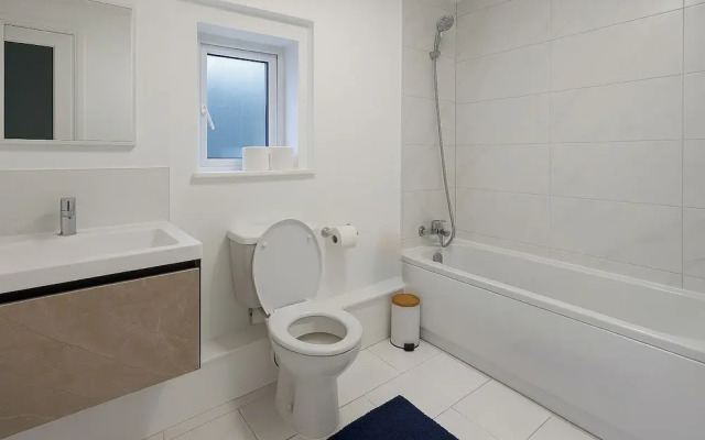 London Bow Apartment - Spacious 4 Bedrooms