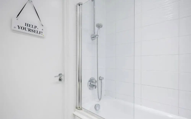 Basildon - 2-bed - Sleeps 5 - Near Train Station