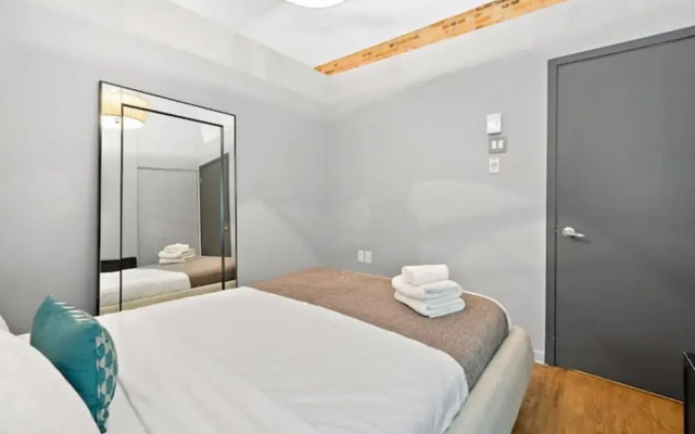 Old Montreal 4BR 2 Floors Loft Hotel