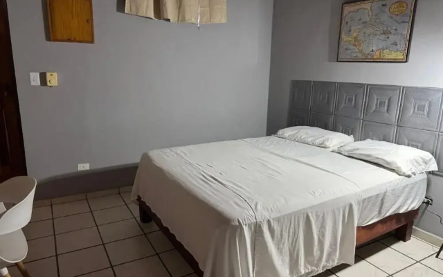 Cozy Apartment 2 Minutes to the Beach, Rooftop