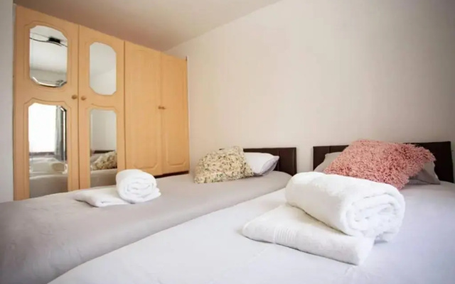 Cozy 3-bedroom Home in Luton