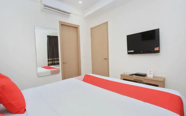 OYO 12465 SIRI Residency