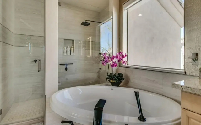 Fabulous 4-Bdrm WBreathtaking Views & Pool