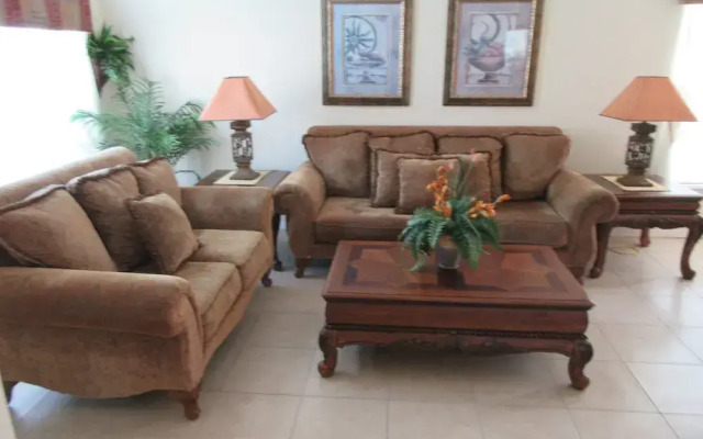 R1 Glenbrook 5 bed / 4 Bath
