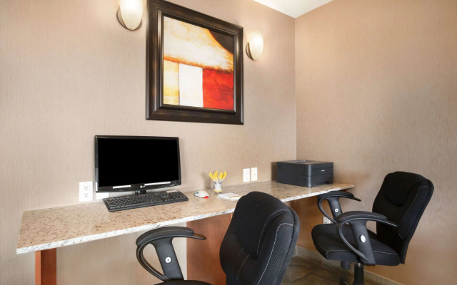 Days Inn & Suites by Wyndham Cochrane