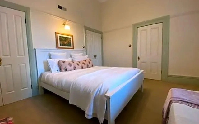 Te Rata House - All 6 Rooms